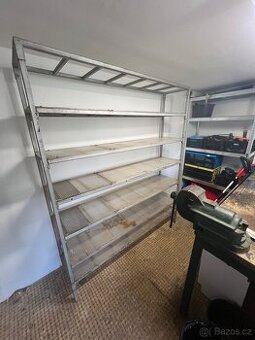 Regál s policemi