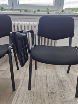 Plastový stolek s područkou