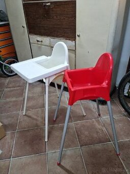 Dvě ikea židle, bílá a červená