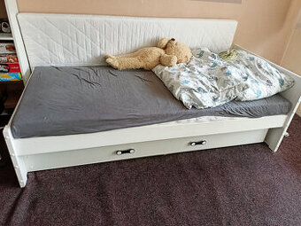 Dvě postele se zásuvkou a matrací