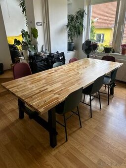 Jídelní stůl IKEA SKOGSTA – masiv akácie, černý