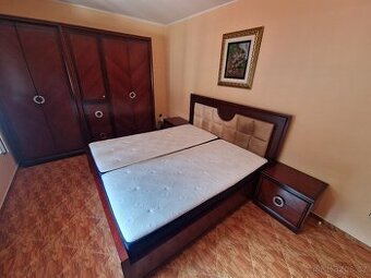 Komplet krásná ložnice – postel, skříň, noční stolky, komoda
