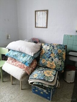Prodám přikrývky a polštáře klasických rozměrů - 1