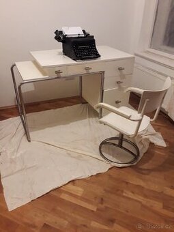Retro stůl, židle a psací stroj funkcionalismus