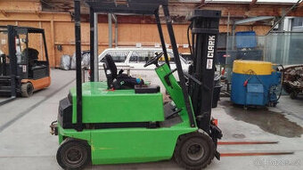 Elektrický vysokozdvižný vozík, čtyřkolový, triplexní stožár