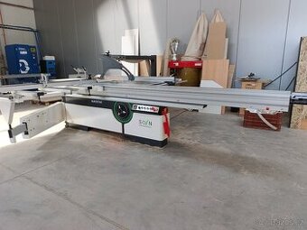 Formátovací pila s posuvným stolem a předřezem.