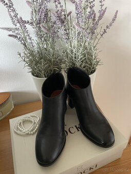 Elegantní černé kožené boty na silnějším podpatku Lasocki 39