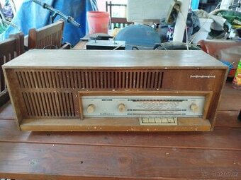 Staré stolní rádio Tesla Nabucco, nefunkční