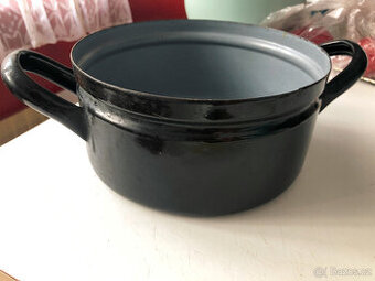 Staré kastroly a zadělávací mísa