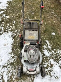 Benzinová sekačka s pojezdem