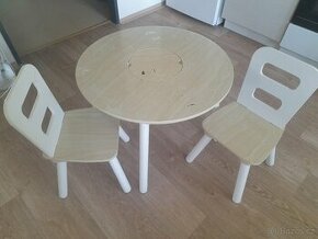 Dětský dřevěný stolek s židlemi