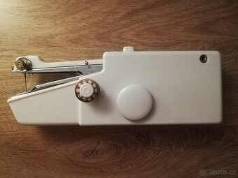 Mini aku šicí stroj