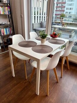 Bílý stůl IKEA VIHALS