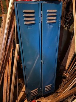 Dvoukřídlá plechová šatní skříň