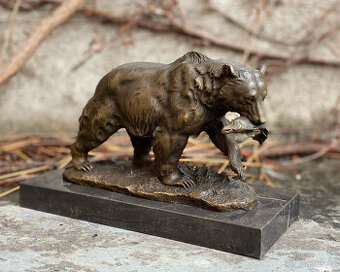 Bronzová socha Lovící medvěd s rybou realistická zvířecí