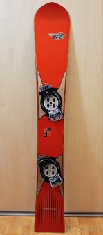 Snowboard Niedecker 161cm, nášlapné vázání, patky