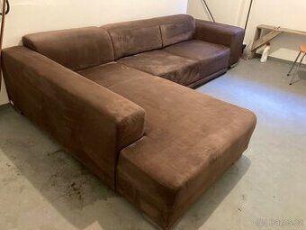 Rohový rozkládací hnědý gauč