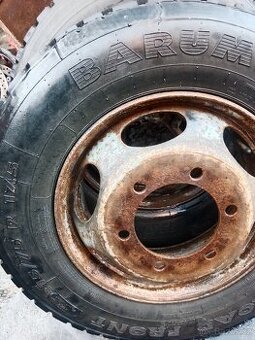 Kola (pneu) 17,5 x 215/75 - Avia