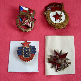 Odznaky - smalťáky a jiné.