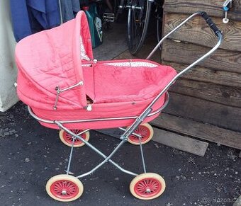 Červený dětský kočárek