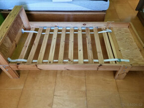 Dětská postel se skládacími čely