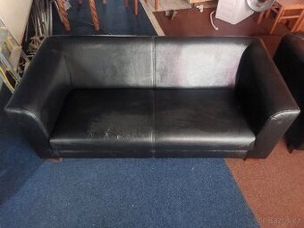 Nabízím použitou černou pohovku