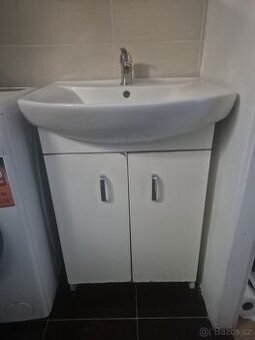 Umyvadlo se skříňkou šíře 60cm + baterie + výpusť