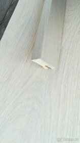 Dřevěná lišta dub lak bílo/šedý 35 bm - 1