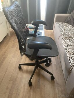 Herman Miller Mirra Top židle na trhu.