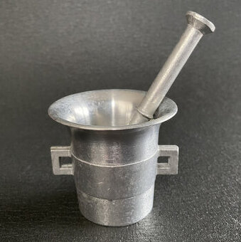 Starý hliníkový hmoždíř 7.5 cm s tloukem