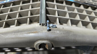 MERCEDES W116 A0019885678 příchytka prostřední lišty masky - 1