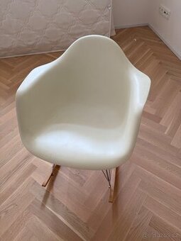 Nabízím k prodeji originální houpací křeslo Vitra Eames RAR