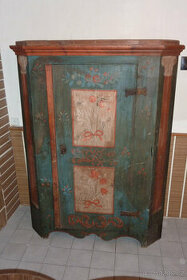 Starožitná skříň