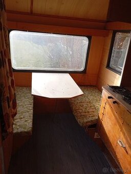 Karavan, obytný přívěs s papírama.