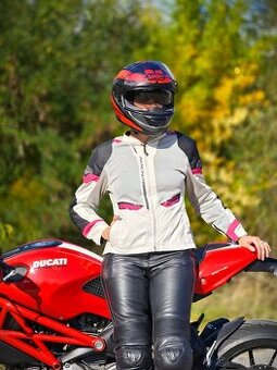 Damska perforovana bunda na motorku.