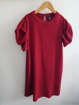 Červené šaty s nabíranými rukávy