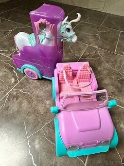 Auto s vozíkem a koněm