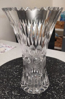 Dekorativní i užitková váza z českého broušeného křišťálu
