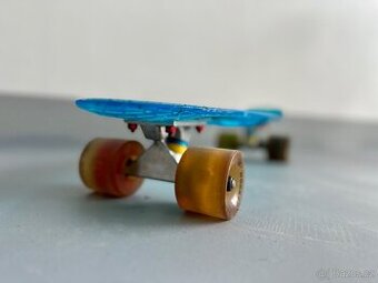 Penny board se sviticimi kolečky
