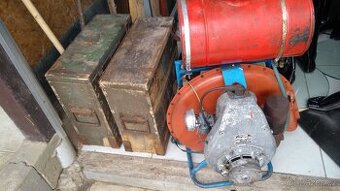 Starý motorový postřikovač-fukar na záda Barkas