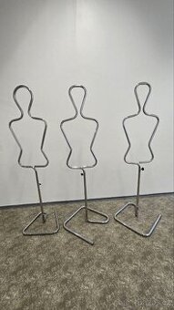 Kovové stojany / věšáky na oblečení – 3 ks