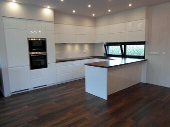 Luxusní kuchyně, lakovaná dvířka