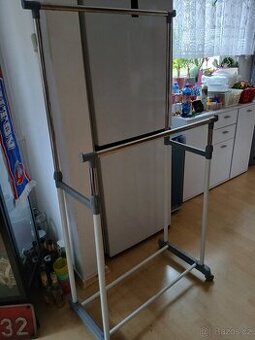 Dvojitý výsuvný  stojan na kolečkách /sluha