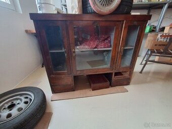 Starožitná prosklená skříňka