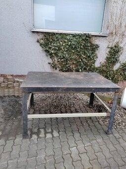 Pracovní ocelového stůl.