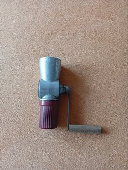 Starý ruční mlýnek na kávu, koření