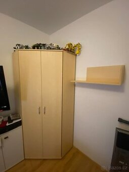 Rohová šatní skříň