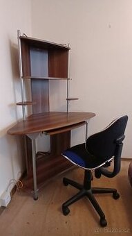 Rohový pracovní stůl s policí vhodný pro PC