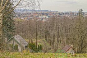 Pozemek u lesa s krásným výhledem na město Ústí nad Orlicí.