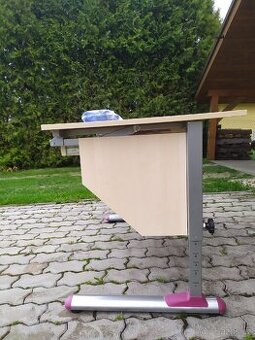 Rostouci psaci stůl z Lidlu a zidle Ikea